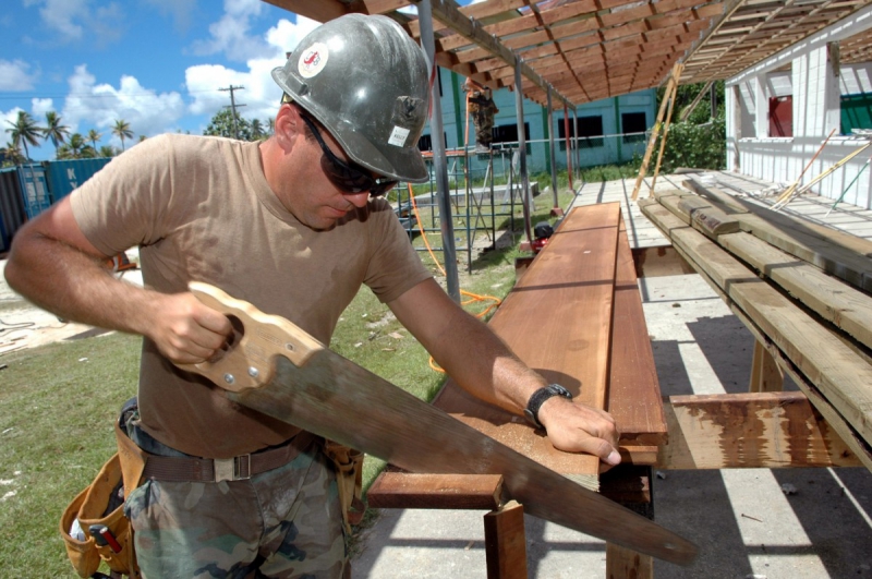 menuisier-LE BEAUSSET-min_worker_construction_building_carpenter_male_job_build_helmet-893290